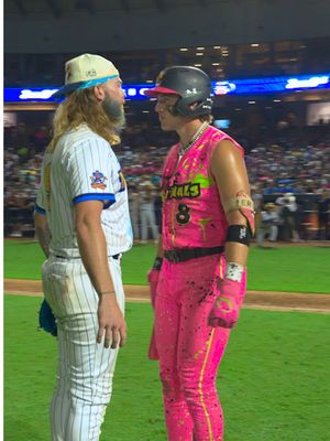 In Texas, even the hits ain’t safe🤷‍♂️ @manndrew00 @Jorden Hussein @EvryDayBloom  #texastailgaters #bananaball #lonestar #standoff #baseballboys 