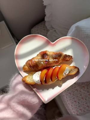 it’s officially autumn 💗🍂 #autumn #autumnmorning 