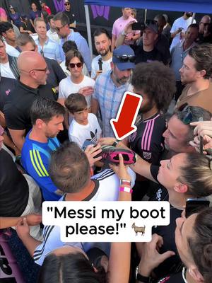 What would you get signed by Leo if you had the chance?? Si tuvieras la oportunidad, ¿qué le pedirías que te firme Leo?? #MasbyMessi1v1 #1v1WorldCrown