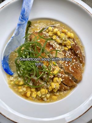 Superr comforting sweetcorn soup over sticky rice with crispy seasoned tofu 🌽✨ #sweetcorn #chickenandsweetcornsoup #crispytofu #veganrecipes 