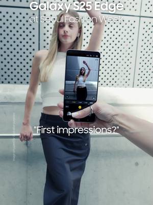 #GalaxyS25 Edge meets fashion ✨️ Unbelievably slim and light 😉 #SEOULFASHIONWEEK #26SS #ULKIN #ADSBANDERSSONBELL #NEWWAVEBOYS #GRACEELWOOD #BLR