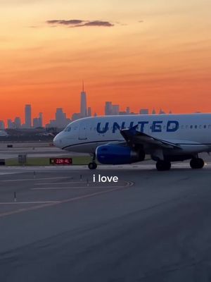 my love language, plane and simple 😍🫶✈️ #Travel #AvGeek #Aviation #TrueLove #UnitedAirlines 📸: @howdy 