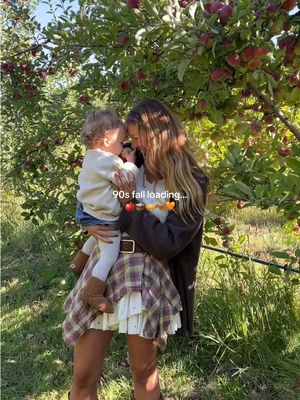 #AD I'm officially entering my 90s mom fall era: flannel on, apples in hand, and snack stash loaded 🍎 ✨ Thankfully the NEW RITZ To-Go comes in portable cracker stacks that are perfect for keeping the fam happy while we make memories. Same iconic taste, two flavours: Original & Baked with Whole Wheat. #RITZToGo #RITZCanada #momlife #fallaesthetic 