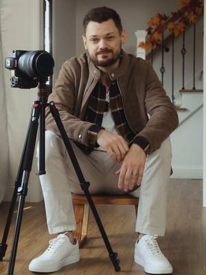 Filming your own content by yourself isn’t easy. And when my wife isn’t around to hold the camera for me, this tripod has been saving the day 😅 It’s super light weight and portable and can handle my Canon R5 + 85mm with ease! If you’re looking to level up your content game, definitely check this tripod out!  @neewerofficial  (Check out my profile if you’re having trouble finding it!) #neewer #neewertryout #tp77 #contentcreator 