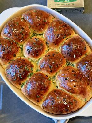 #ad These Cheesy Garlic Butter Rolls were made with the rich and creamy flavors of @KerrygoldUSA . Give Kerrygold butter a try in your cooking this holiday season.