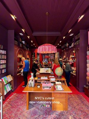 NYC’s newest (and cutest) stationery shop just opened in Park Slope! I stopped by during its second day few weeks ago and fell for the whimsical cards, pink typewriters, jars of pencils and little treasures tucked everywhere—it feels like stepping into a storybook! 📍 Mr. Boddington’s Studio 🗺️ 153 7th Ave, Brooklyn, NY 11215 ⏰ Closed Mondays | Tues–Sat: 10 AM–6 PM | Sun: 10 AM–5 PM . . #stationery #brooklyn #parkslopebrooklyn #nyc #shopping 