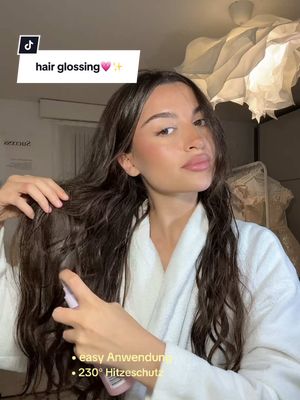 Von dull zu Spiegelglanz - mit der Elseve Glycolic Gloss Reihe von @L’Oréal Paris möglich🪞💕 Glycolsäure hilft nicht nur in der Skincare sondern auch für die Haare. Glanz, weniger Frizz & 230° Hitzeschutz💗✨ Macht ihr Hairglossing? #glycolicgloss #onthego #hairshine #haircare #lorealparisch #haare #fyp #ad