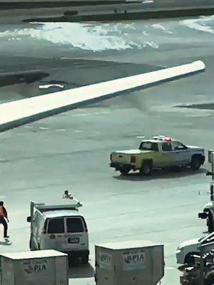 loving the pre-flight entertainment! 😩 🤣 #airport #travel #airplane #airportfail #travelfail #luggage #luggagefail #baggage #baggagefail #caughtoncamera #travelhumor #fail