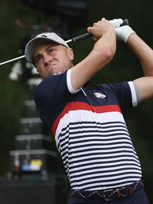 Justin Thomas gets the crowd on their feet with this won hole to go 2-up. 👏🏻 #RyderCup #GoUSA 