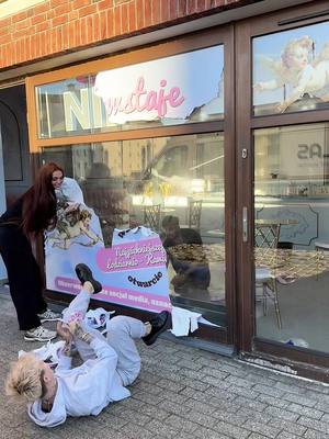 dziękujemy wszystkim za pomoc w ściąganiu naklejki i nie tylko🥹💗 @NIEBO BY ZUSJE 📍Gdańsk ul. Szafarnia 6 jesteśmy otwarci. Zapraszamy🫂💕