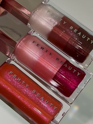 Serving holiday sparkle x3 💖 Your fave gloss crew is back 👉🏽 Glossy Posse Volume 8.0 3-Piece Lip Luminizer Set just *officially* dropped with 2️⃣ brand-new, limited-edition #GlossBombStackz + the prettiest shimmering holographic peach shade ✨ There's rlly a #GlossBomb for every function 💋 so dip into this iconic formula that delivers intense shine + nourishing wear ⤵️ 🌟 Gloss Bomb in Fenty Glow Fantasy is a shimmering holographic peach 🩰 Gloss Bomb Stackz in Sugar Plumz is a shimmering rose 🍫 Gloss Bomb Stackz in Spiked Hot Chocolit is a shimmering chocolate nude  Add this fam-fave #lipgloss bundle to 🛒 at @sephora, @sephoracanada, #sephoraxkohls at @Kohl’s, @Ulta Beauty, and the #fentybeauty site TODAY! 