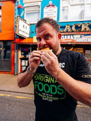 I travelled over 250 miles to visit the famous £1 burger shop in Blackpool, home of the legendary OG £1 Burger that’s gone viral!  #foodreviewclub #foodcritic #foodreview 