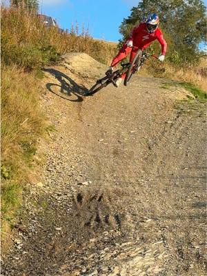 Dry tracks in the UK 🤞🏼 ##mtb 