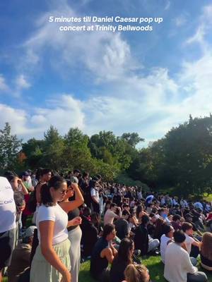 @DanielCaesar the crowd is ready to go! wya? hahaha  #toronto #danielcaesar #trinitybellwoods #trinitybellwoodspark #popupconcert 