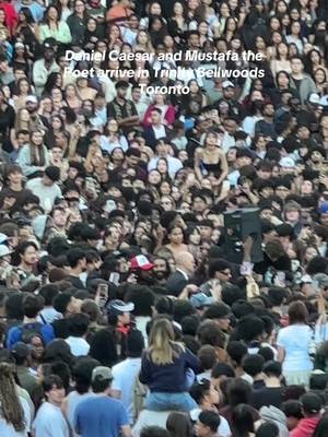 6:24 and we begin @DanielCaesar #danielceasar #toronto #trinitybellwoods #trinitybellwoodspark #popupconcert 