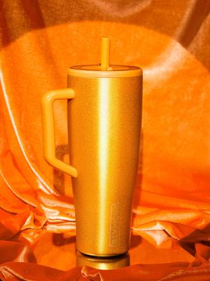 ❌OFFICIALLY SOLD OUT❌ Better than a teaser…because it’s the real thing 🙌 With a vibrant orange base + gold glitter finish, Showtime is a one-of-a-kind Brü that’s ready for its center stage debut 🧡 Head to the link in bio to learn how to sign up for early access to this EXTREMELY limited Era 40oz dropping on 09.30! ✨ #shimmer #orange #showtime #leakprooftumbler #brumate 
