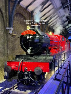 Potterheads, this is your sign to visit the Harry Potter Studios in London! ⚡️🚂 If you grew up waiting for your Hogwarts letter…this place is pure magic. Here’s everything you need to know before you go 👇 📍 Warner Bros. Studio Tour – The Making of Harry Potter 🗺️ Located in Leavesden, just outside London 🚉 Take a direct train from London Euston to Watford Junction (20 min) + shuttle bus (15 min) 🎟️ Ticket prices (2025): • Adults (16+): £55 • Children (5–15): £45 • Under 4: Free • Family ticket: £180 (2 adults + 2 kids) ✨ Must-see highlights: • The Great Hall • Diagon Alley • The Forbidden Forest • The Hogwarts Express • Butterbeer break ❄️ Hogwarts in the Snow 🗓️ From November 15, 2025 to January 18, 2026, the studios transform for winter — snow-covered sets, seasonal props and the Great Hall dressed for Christmas 🎄