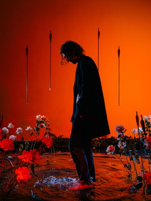 When light meets mood 🥀🏹💔 This setup felt like stepping into a surreal painting—roses glowing against that orange-red backdrop, water splashing at my feet, and arrows frozen midair. The background projection with #nanlite Forza 60C + PJ-FMM-19 made every detail pop—from the shimmer on the water to the depth in the shadows. Would you stop scrolling for colors this bold? 👀✨ 📸 @polina.washington #forza60c #forza60cr #cinematicphotography #moodygrams #creativeportraits #colorgrading #lightart #artdirection #editorialphotography #conceptualphotography #visualart #portraitmood #surrealphotography #colorpalette #behindthelens #setdesign #instaart