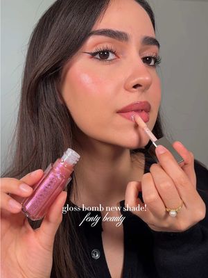 gloss bomb ‘grape splash’ @Fenty Beauty 😮‍💨 #fentybeuty #glossbomb #glossylips #newmakeup #gloss 