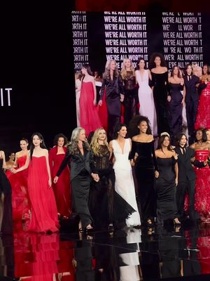 For their 8th edition, L’Oréal Paris invested in Paris’s heart at Hotel De Ville for the “Walk Your Worth” show. This year’s parade reimagines the French motto from a new angle: Liberty, Equality, Fraternity. @kendalljenner, @Viola Davis, @janefonda, @piajauncey, @caradelevingne and many more were back on the catwalk to celebrate women’s empowerment, inclusion and sisterhood. #lorealparis #pfw #parisfashioneeek 
