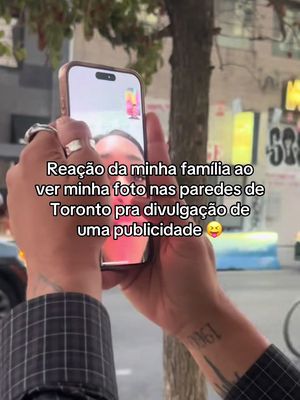 Mostrando pra minha família minha carinha numa publicidade nas ruas de Toronto, Canadá 🤪😮‍💨  eles não faziam ideia! Infelizmente, ninguém da minha família mora aqui comigo, então sempre preciso mostrar minha vida por fotos/videos.  #canada #brasileirospelomundo #brasileirosnocanada #imigrantesbrasileiros #brasil 