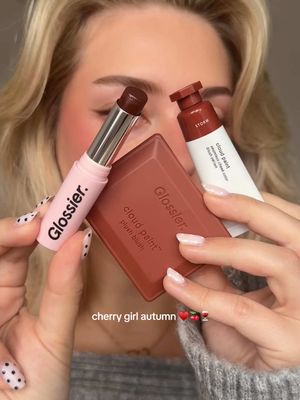 AD @Glossier came out with the new, buttery soft cloud paint plush blushes! ♥️🍒 they blend effortlessly and leave the cheeks looking naturally flushed ✨ they are available in 10 gorgeous shades, my fav is ‘storm’  #glossier #makeup #blushes #autumnmakeup #glossierpartner 