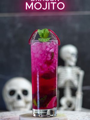 Dragon Mojito! 🐉🍹 What a delicious and beautiful cocktail. It’s perfect for your Halloween party 🎃 and incredibly refreshing! Let me know what you think in the comments.👇 Recipe: 	•	Half a lime 🍋 	•	1 slice of dragon fruit 🍈 	•	2 spoons of brown sugar 🍂 	•	5-6 mint leaves 🌿 	•	Crushed ice ❄️ 	•	3 oz club soda 🥤 #HalloweenCocktails #PumpkinMargarita #SpookySips #FallFlavors #HalloweenVibes              