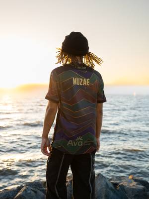 It’s In The Water.   Oakland Roots SC, together with the San Francisco Museum of Modern Art (@sfmoma), introduces the 2025 Charly USA Third Kit, created by Oakland-based artist Muzae Sesay.   Pull up to SFMOMA on Thursday, 10.2 for your first chance to buy the new kit. Then don’t miss the 10.7 game, where it makes its on-field debut and becomes available for purchase at the Oakland Coliseum.   Read More: bit.ly/25thirdkit #OaklandFirstAlways