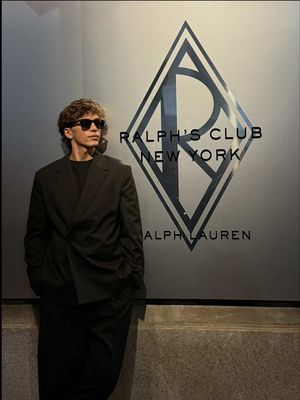 anzeige | In New York, wearing a black suit and the Ralph’s Club New York EDP - feels like a dream @Ralph Lauren Fragrances #RalphsClubNewYork #RalphLaurenFragrances #RLFragrancesPartner