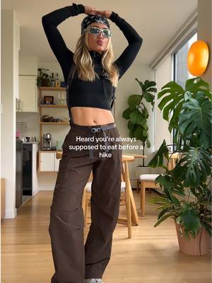 ate 🍜💅🏼 #hikingoutfit #gorpcore #coolgirlhikingoutfit #hikingpants #outdoorfashion 