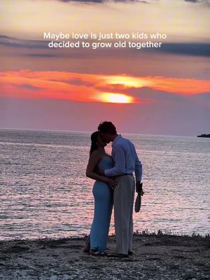 🧡 Stále milujeme čokoládu, happy meal, stavět stavebnice, mluvit bez přemýšlení a dávat si šlofíčka po o. Že? 😁🫢  #relationshipsquotes #sunset #sunsetbythesea #sicily #italy 