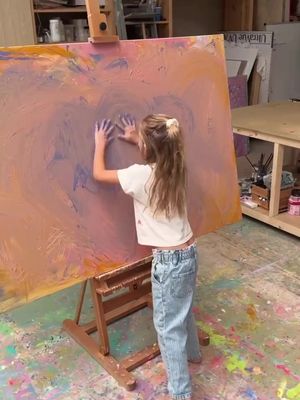 Our youngest loves to express herself through creativity, so the four of us went painting with @studiosharon_ to step into her world for a while. Together we created a big family painting. Highly recommended! Such an amazing experience and memories. 🎨 #noad #justglad