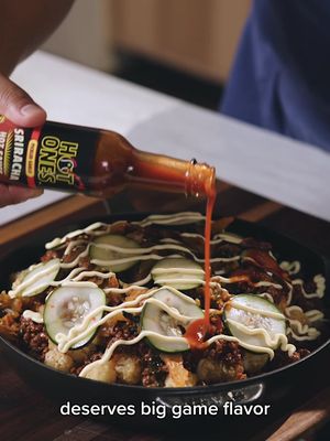 @illsqueezeya is turning up the heat with the Game Day Gridiron Skillet—crispy tots, spicy bulgogi beef, and melty cheese that brings serious flavor. 🔥 It’s the perfect play while you catch every game-day moment with @DIRECTV.