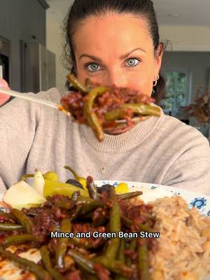 Mince & Green Bean Stew (Kıymalı Taze Fasülye). This is one of our favourite 30 minute recipes in my house. Quick, easy and OH SO DELICIOUS. Full recipe on my blog and in Meliz’s Kitchen Serves 4–6 3 tbsp olive oil 1 large onion, very finely chopped 4 garlic cloves, crushed or finely grated 1 tsp paprika ½ tsp pul biber ½ tsp ground cumin 500 g (1 lb 2 oz) minced beef or lamb ¾ tsp salt ¾ tsp black pepper 2 tbsp pomegranate molasses 2 tbsp Turkish sweet red pepper paste (tatlı biber salçası) 1 tbsp tomato purée 400 g (14 oz) can chopped tomatoes 500 g (1 lb 2 oz) fresh fine green beans 1 chicken stock cube 400 ml (14 fl oz) boiling water #greenbeans #tazefasulye #kıyma #easydinner #fyp 