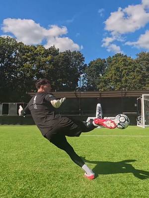 The ULTIMATE Sidey competition 💥 Does the last one count? @Declan McCarthy doesn’t believe so… 🤷‍♂️ #goalkeeper #goalkeepers #goalkeepertraining 