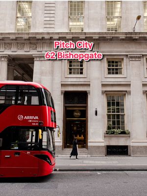 A hidden gem in the heart of the City ⛳️ Eight bays, a bar, mezzanine and more - just steps from Liverpool Street.  #indoorgolf #pitchcity #liverpoolstreet #londongolf #thingstodolondon 
