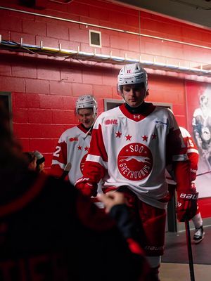 ON THE ROAD AGAIN🔴⚪️ Hounds face off in Barrie tonight at 7:00PM. #ohlhoundpower #ohl #soogreyhounds #ohlhockey 
