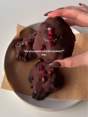 Oh? Yogurt clusters literally taste like ice cream, and there are so many combos you can make! I usually make them with coconut yogurt 🥣 the pomegranate one is my personal fave. Also, I do love cookies, but I prefer homemade ones or other brands🤝  #healthysnackideas#crumblcookies#nobake#winterarc 