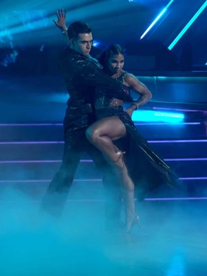 Jordan Chiles and pro Ezra Sosa perform a Tango to “Anxiety” by Doechii. #TikTokNight #DWTS 