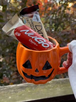 When your sweet tooth says ‘candy’ but your brain says ‘protein.’ 🎃🍫 @laurenkristinefit #sweettreatoclock #nugobars #highproteintreats #healthyhalloween #fallsnackhack #nutritiontips