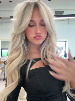 ANOTHER ONE! @Hairby_chrissy #hairinspo #blondehair #paisleenelson #lipcombo #trending 