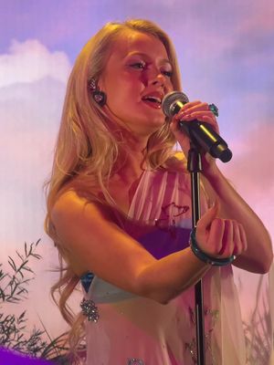 #swiftologist is a hater and she’ll eat em up every time @Zara Larsson  #midnightsun #zaralarssonlive 