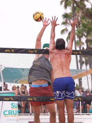Touch to perfection. Taylor Sander redirects the block, Taylor Crabb dives for the set, and Sander unloads for the point in Manhattan Beach. #AVPBeach #BeachVolleyball