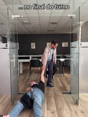 Mais alguém é assim? 🥹😂 P.S: adoramos o nosso trabalho e só ficamos assim porque esgotamos o tanque do compromisso todos os dias 🫶🏼 #fyp #work #trabalho #fimdodia #trend 