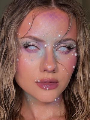siren 🧜🏼‍♀️🦪🪼 @Diorbeauty forever skin foundation stick & backstage face glow pallette @Huda Beauty concealer & loose powder @Kylie Cosmetics comes naturally lipliner #makeup #halloweenmakeuplook #halloween #halloweenmakeup #sirenmakeup