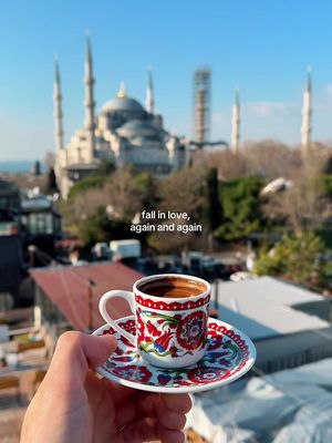 Fall in love, again and again…with Istanbul ✨🇹🇷 A city where every corner tells a story — of empires, mosaics, rooftops, sunsets and spice-scented streets. Here’s what not to miss on your first (or fifth) visit 👇 📍 Top places to experience the magic: – Sunset over the Bosphorus – Hagia Sophia & Blue Mosque – Balat’s colourful houses – A ferry ride between continents – Rooftop breakfasts with simit & çay – Grand Bazaar & Spice Market – Galata Tower views – Süleymaniye Mosque at golden hour 💡 Pro tip: autumn is the perfect season — warm days, fewer crowds, and golden light over the skyline. 📌 Save this for your future trip to Istanbul