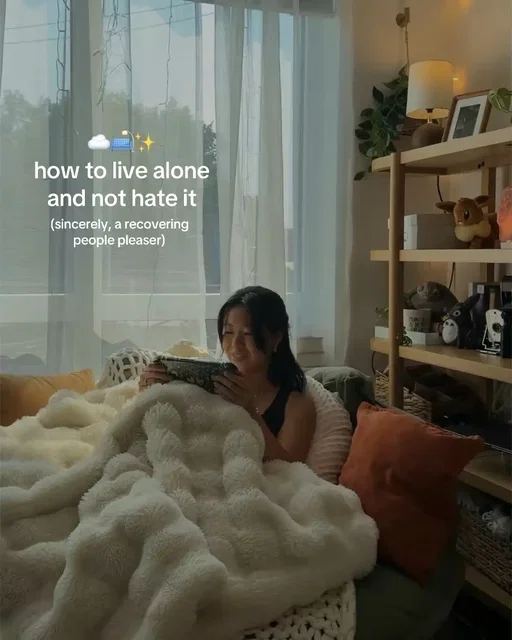 Living alone isn’t always easy, and that’s okay. It’s figuring out how to be with yourself without needing anyone else to fill the gaps. It’s learning to like your own company, trust yourself, and quietly become your own best friend.🥹 #livingalone #homebody #cozyhome #cozyathome 