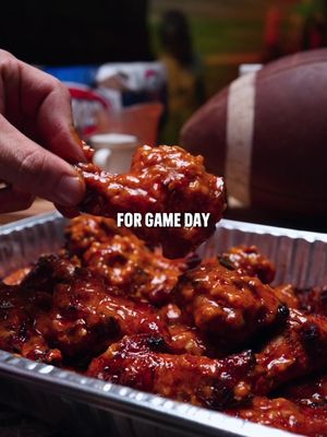 spicy garlic chicken wing sauce is the perfect pairing for game day 🌶️ Recipe: -Melt 2 sticks of unsalted butter over medium-low heat. -Add six cloves of chopped garlic and sauté. -Stir in 1 cup hot sauce, 4 tsp red pepper flakes, 1 tsp worcestershire sauce and simmer for around 5 minutes to combine everything. -Pour over chicken wings and enjoy! #chickenwings #buffalowings #wingsauce 