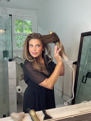 Everyone remembers Topanga’s hair. ✨ Now, I finally get to have that same shiny, glossy look, but this time it actually lasts through school pickup line, rehearsal, and the stage thanks to Shark Glam! @Shark Beauty #sharkglam #sharkpartner