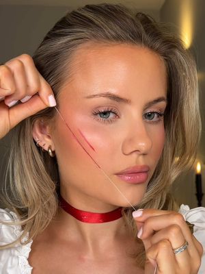 easy halloween hack 🩸🐺 perfect for a little red riding hood costume or anything else 🫶🏼 ib @lenkalul #halloween #halloweenmakeup #halloweencostume 